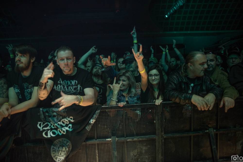 Amon Amarth si do Prahy přivezli nafukovací rytíře i ohnivé efekty