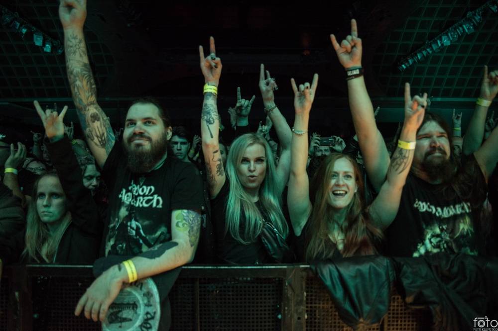 Amon Amarth si do Prahy přivezli nafukovací rytíře i ohnivé efekty
