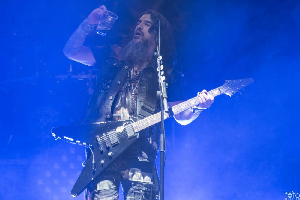 Amon Amarth si do Prahy přivezli nafukovací rytíře i ohnivé efekty