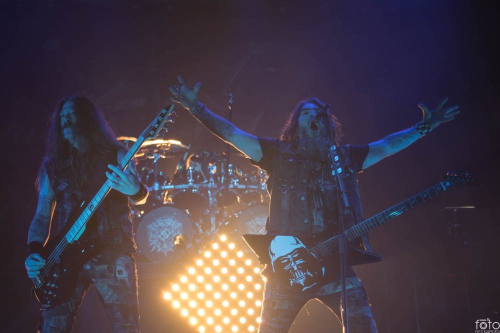 Amon Amarth si do Prahy přivezli nafukovací rytíře i ohnivé efekty