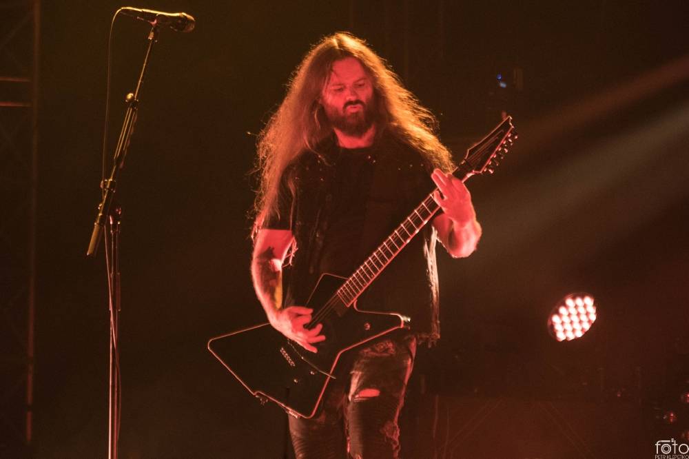 Amon Amarth si do Prahy přivezli nafukovací rytíře i ohnivé efekty