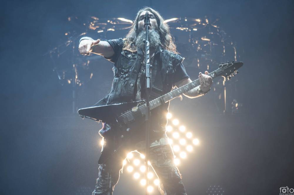 Amon Amarth si do Prahy přivezli nafukovací rytíře i ohnivé efekty