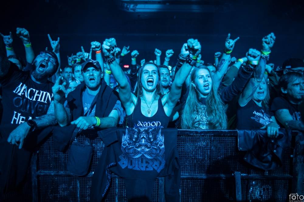 Amon Amarth si do Prahy přivezli nafukovací rytíře i ohnivé efekty