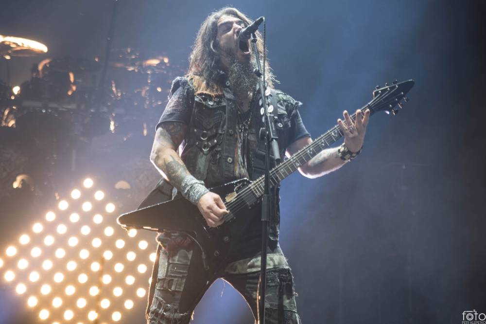 Amon Amarth si do Prahy přivezli nafukovací rytíře i ohnivé efekty