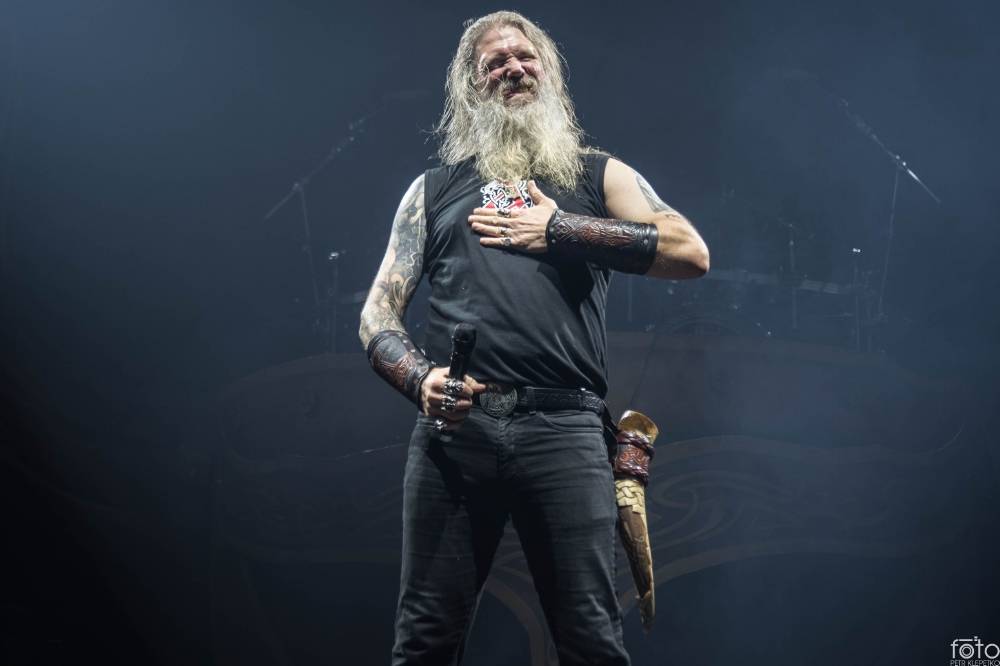 Amon Amarth si do Prahy přivezli nafukovací rytíře i ohnivé efekty