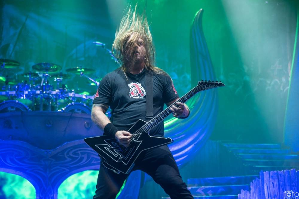 Amon Amarth si do Prahy přivezli nafukovací rytíře i ohnivé efekty