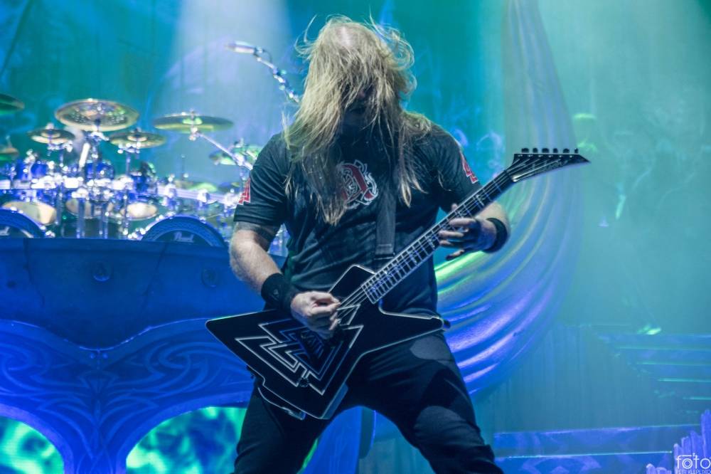 Amon Amarth si do Prahy přivezli nafukovací rytíře i ohnivé efekty