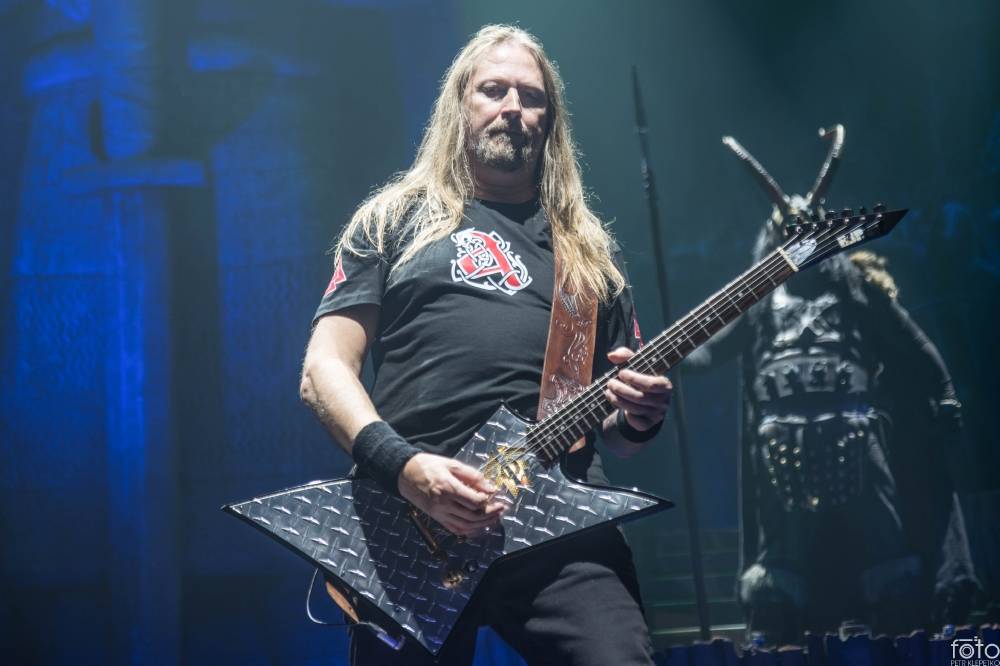 Amon Amarth si do Prahy přivezli nafukovací rytíře i ohnivé efekty