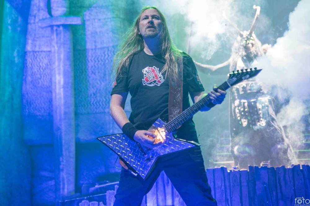 Amon Amarth si do Prahy přivezli nafukovací rytíře i ohnivé efekty