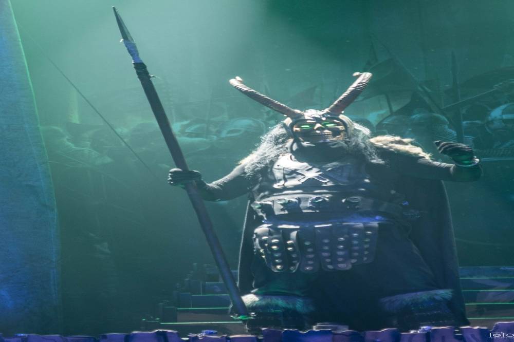 Amon Amarth si do Prahy přivezli nafukovací rytíře i ohnivé efekty