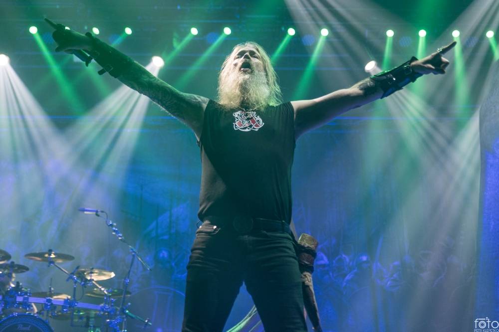 Amon Amarth si do Prahy přivezli nafukovací rytíře i ohnivé efekty