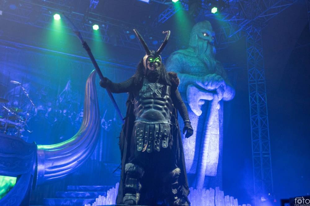 Amon Amarth si do Prahy přivezli nafukovací rytíře i ohnivé efekty