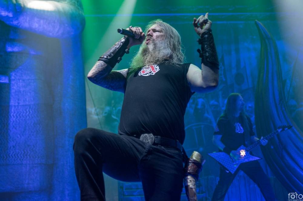 Amon Amarth si do Prahy přivezli nafukovací rytíře i ohnivé efekty