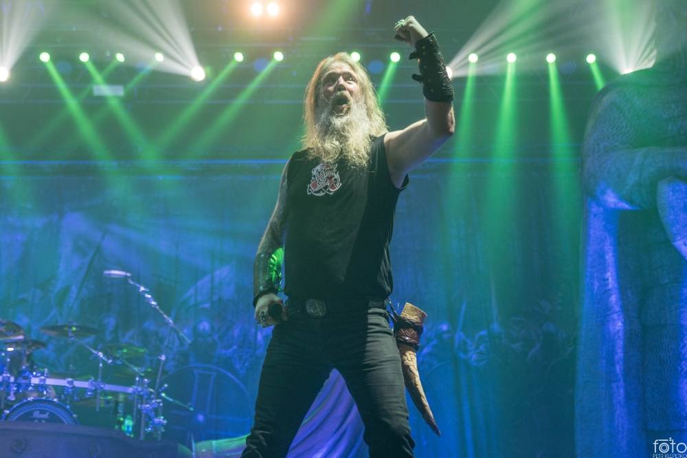 Amon Amarth si do Prahy přivezli nafukovací rytíře i ohnivé efekty