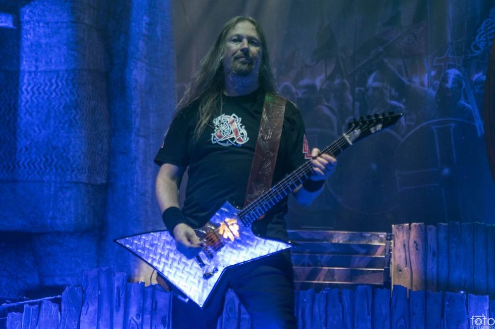 Amon Amarth si do Prahy přivezli nafukovací rytíře i ohnivé efekty