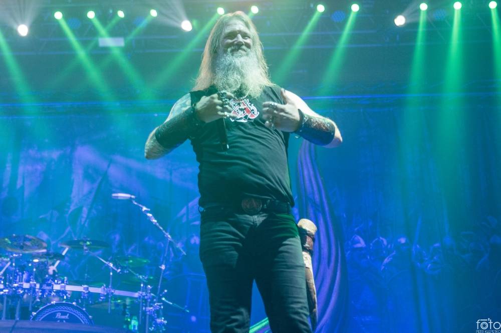 Amon Amarth si do Prahy přivezli nafukovací rytíře i ohnivé efekty