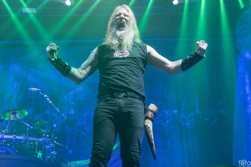 Amon Amarth si do Prahy přivezli nafukovací rytíře i ohnivé efekty