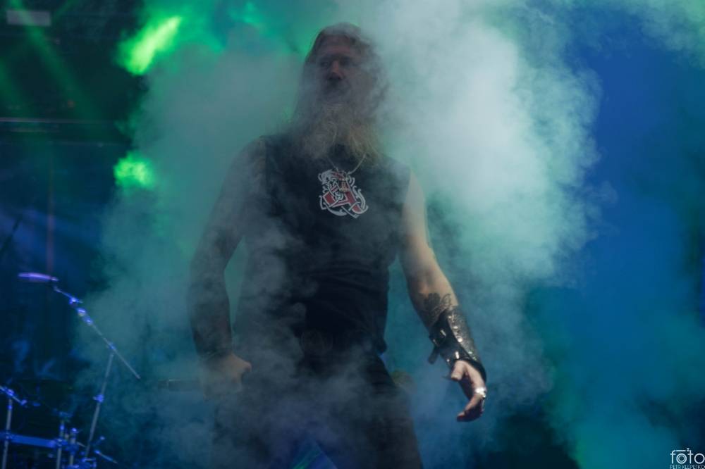 Amon Amarth si do Prahy přivezli nafukovací rytíře i ohnivé efekty