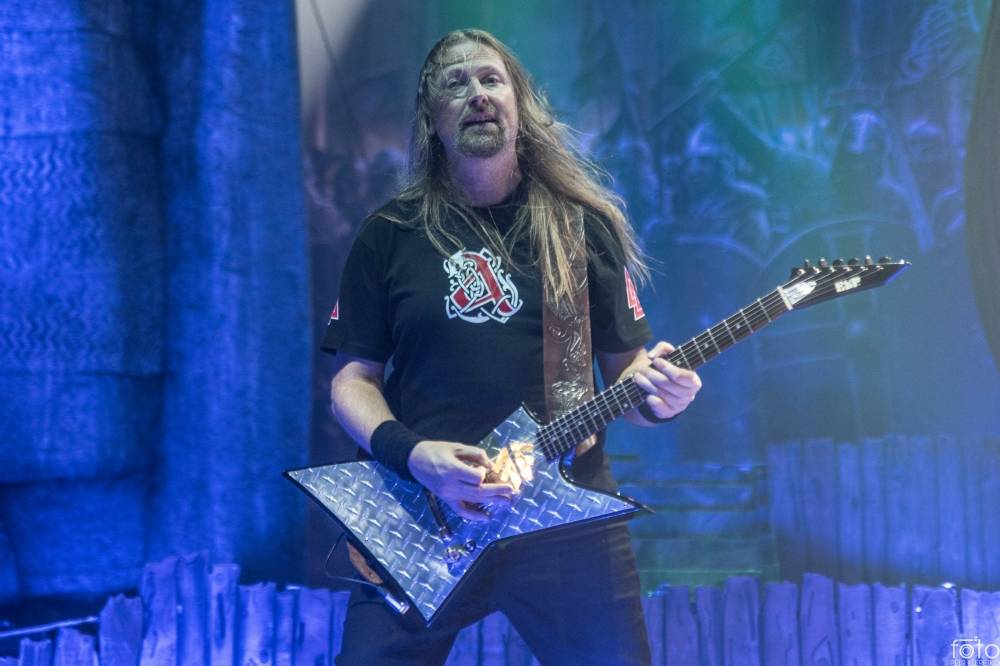 Amon Amarth si do Prahy přivezli nafukovací rytíře i ohnivé efekty