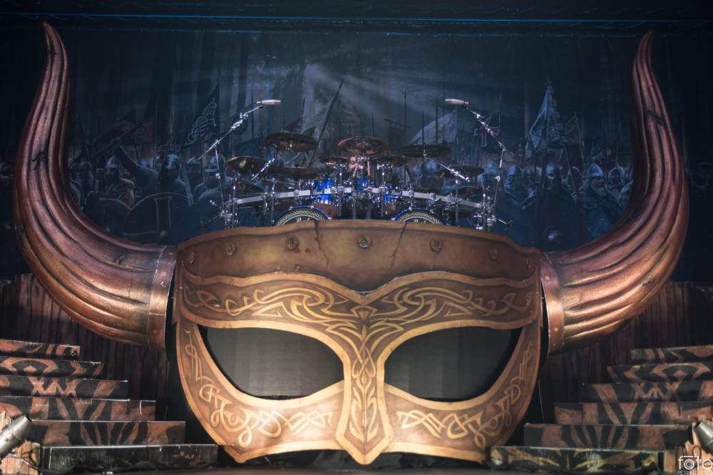 Amon Amarth si do Prahy přivezli nafukovací rytíře i ohnivé efekty