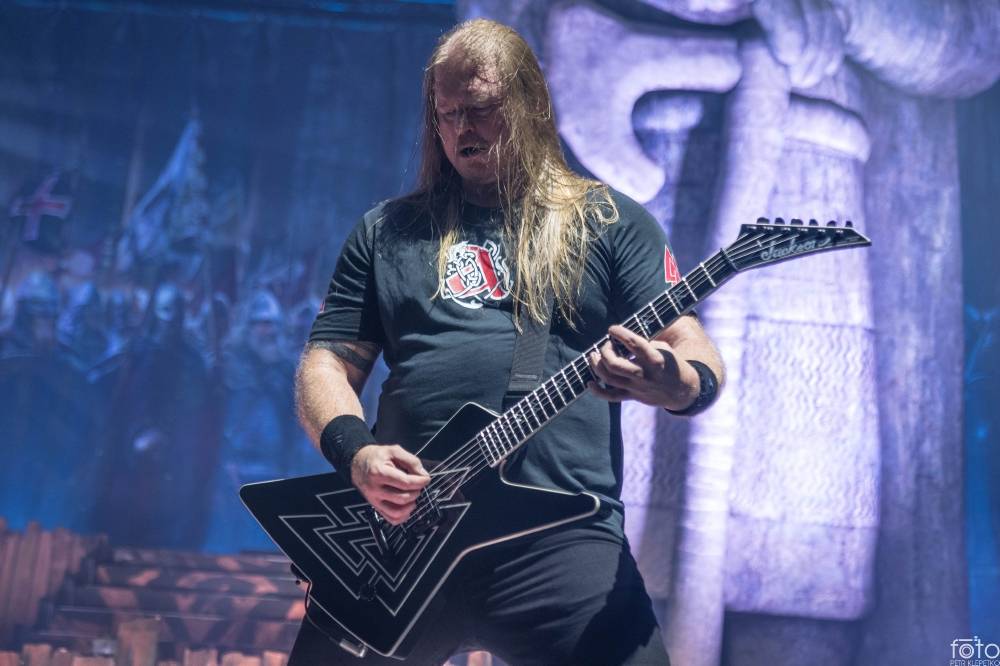 Amon Amarth si do Prahy přivezli nafukovací rytíře i ohnivé efekty