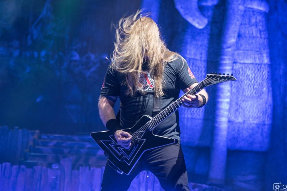 Amon Amarth si do Prahy přivezli nafukovací rytíře i ohnivé efekty