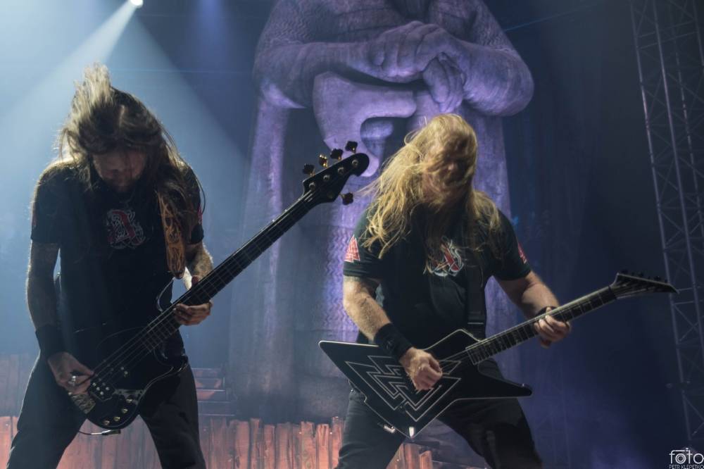 Amon Amarth si do Prahy přivezli nafukovací rytíře i ohnivé efekty