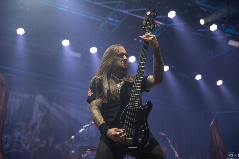 Amon Amarth si do Prahy přivezli nafukovací rytíře i ohnivé efekty