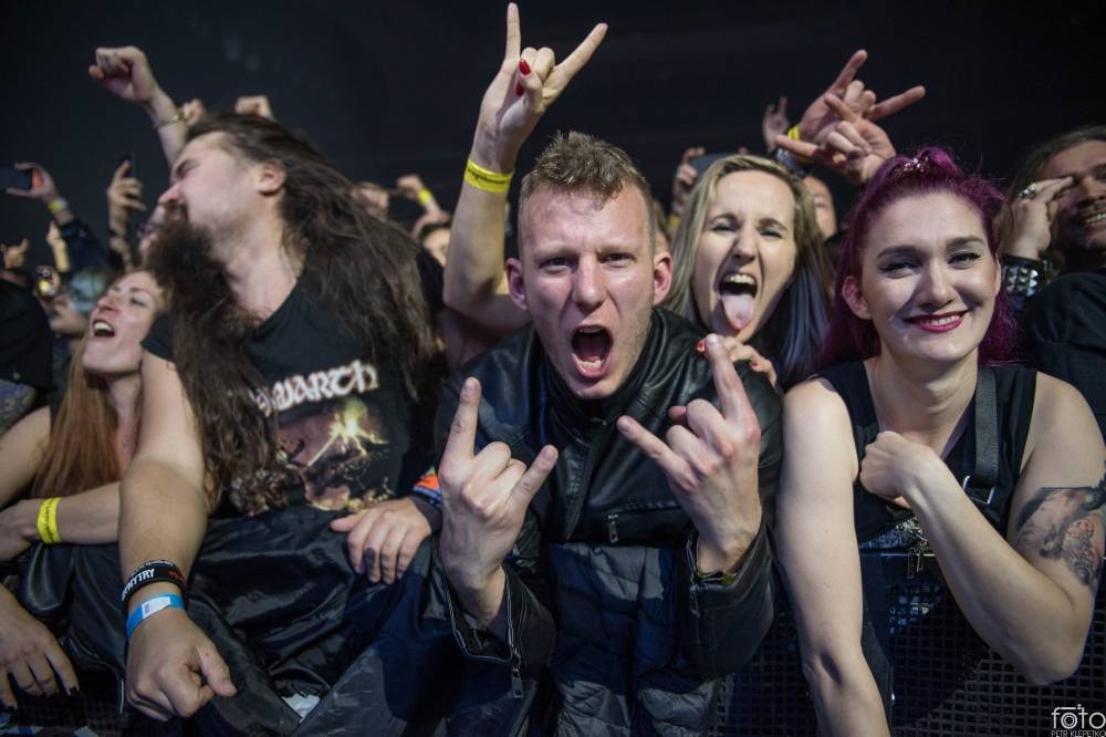 Amon Amarth si do Prahy přivezli nafukovací rytíře i ohnivé efekty