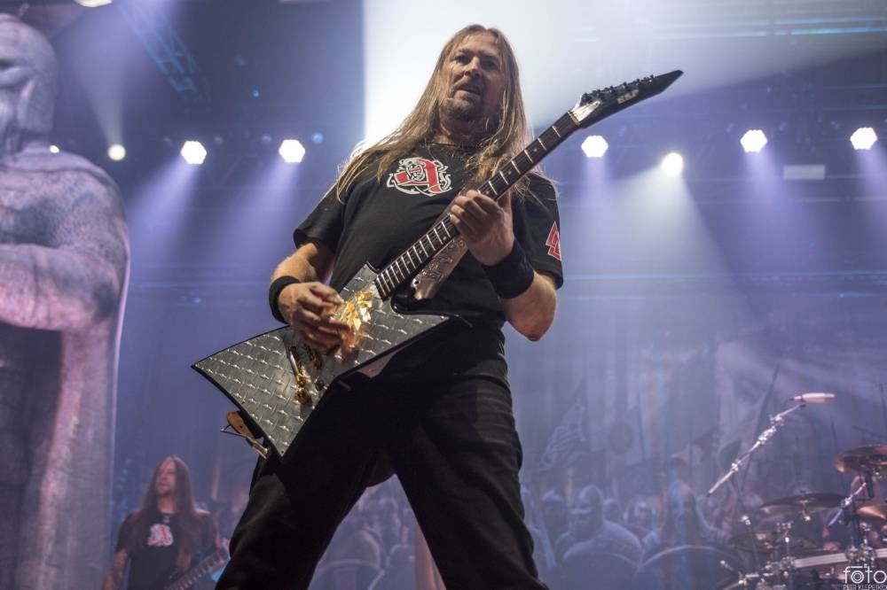 Amon Amarth si do Prahy přivezli nafukovací rytíře i ohnivé efekty