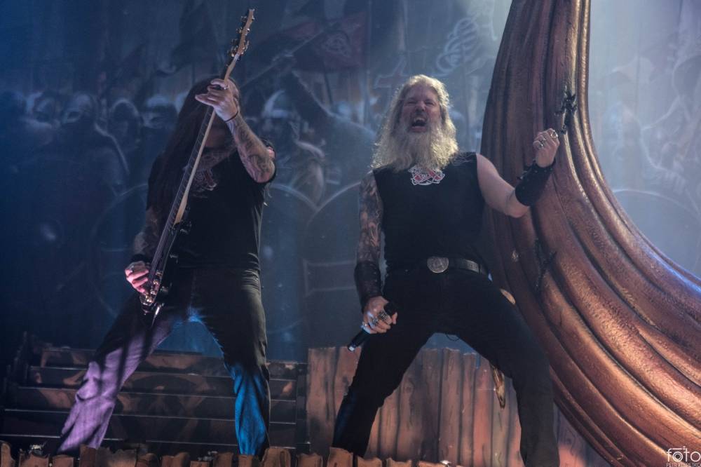 Amon Amarth si do Prahy přivezli nafukovací rytíře i ohnivé efekty