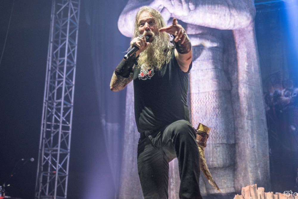 Amon Amarth si do Prahy přivezli nafukovací rytíře i ohnivé efekty