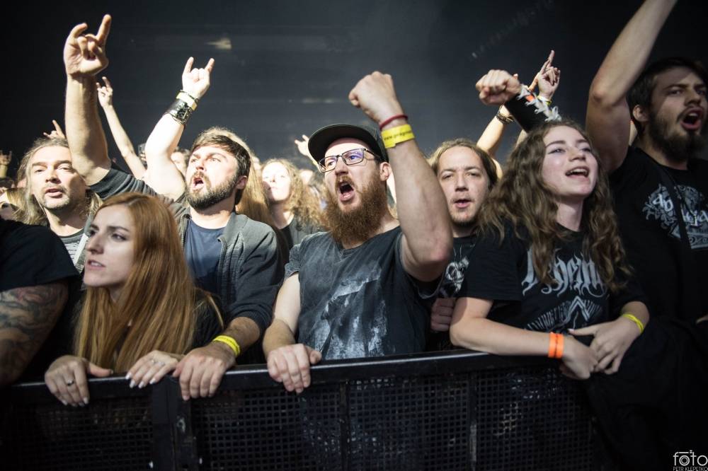 Amon Amarth si do Prahy přivezli nafukovací rytíře i ohnivé efekty