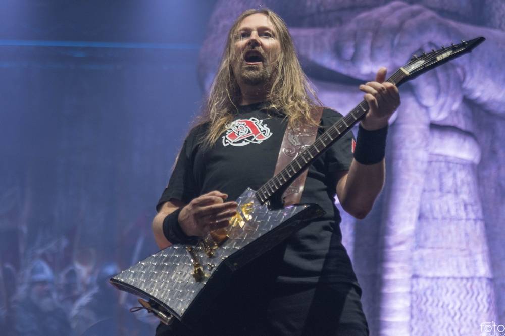Amon Amarth si do Prahy přivezli nafukovací rytíře i ohnivé efekty