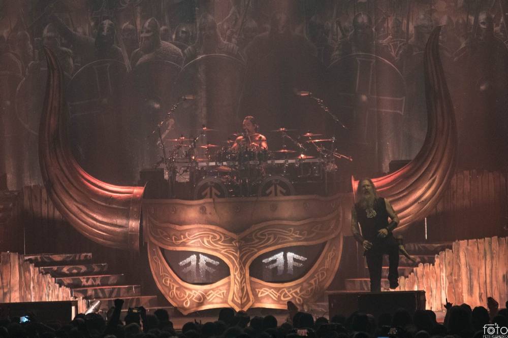 Amon Amarth si do Prahy přivezli nafukovací rytíře i ohnivé efekty