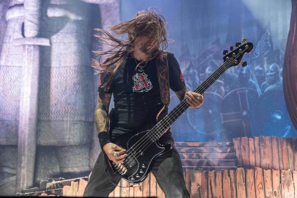 Amon Amarth si do Prahy přivezli nafukovací rytíře i ohnivé efekty