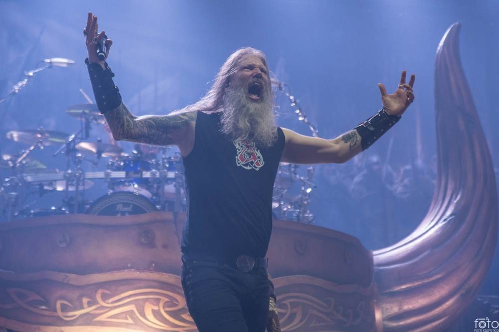 Amon Amarth si do Prahy přivezli nafukovací rytíře i ohnivé efekty