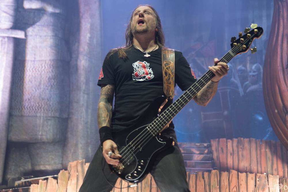 Amon Amarth si do Prahy přivezli nafukovací rytíře i ohnivé efekty