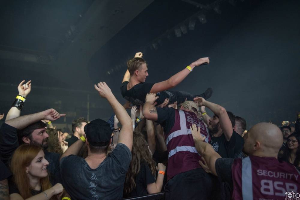 Amon Amarth si do Prahy přivezli nafukovací rytíře i ohnivé efekty