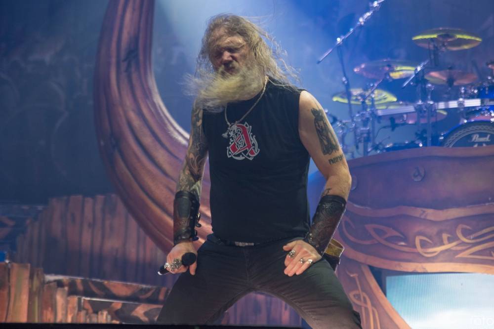 Amon Amarth si do Prahy přivezli nafukovací rytíře i ohnivé efekty
