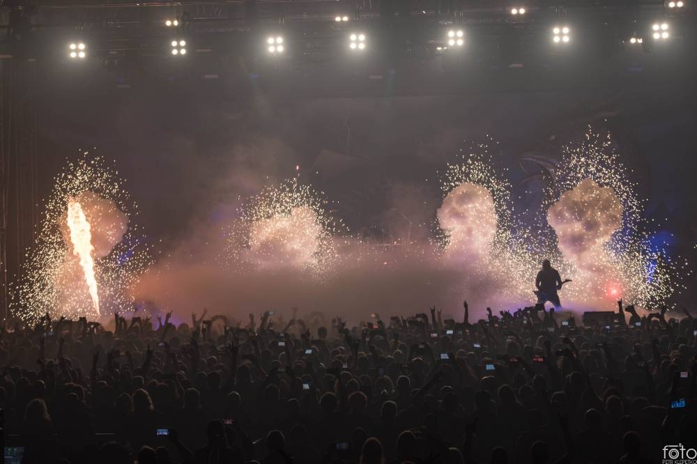 Amon Amarth si do Prahy přivezli nafukovací rytíře i ohnivé efekty