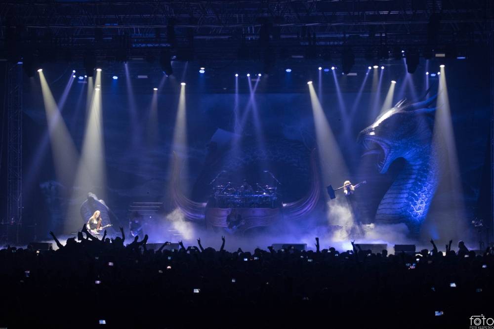 Amon Amarth si do Prahy přivezli nafukovací rytíře i ohnivé efekty