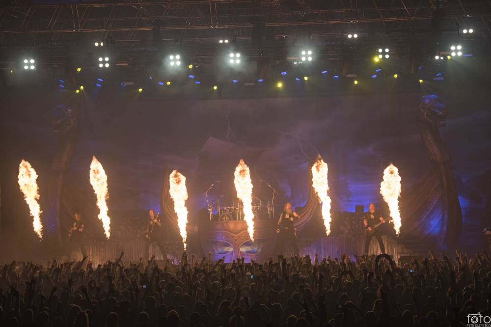Amon Amarth si do Prahy přivezli nafukovací rytíře i ohnivé efekty