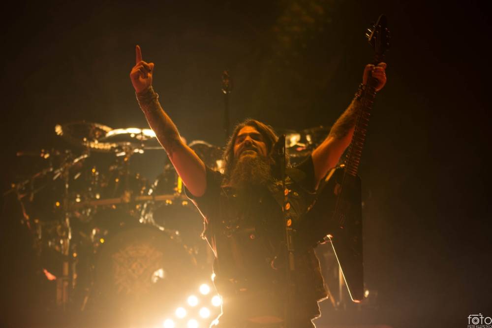 Amon Amarth si do Prahy přivezli nafukovací rytíře i ohnivé efekty