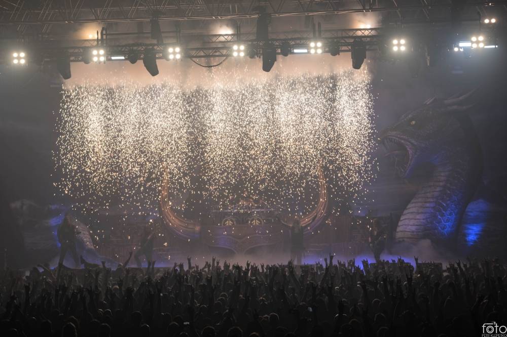 Amon Amarth si do Prahy přivezli nafukovací rytíře i ohnivé efekty