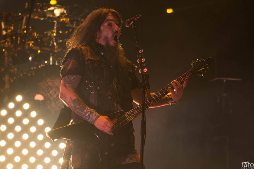 Amon Amarth si do Prahy přivezli nafukovací rytíře i ohnivé efekty