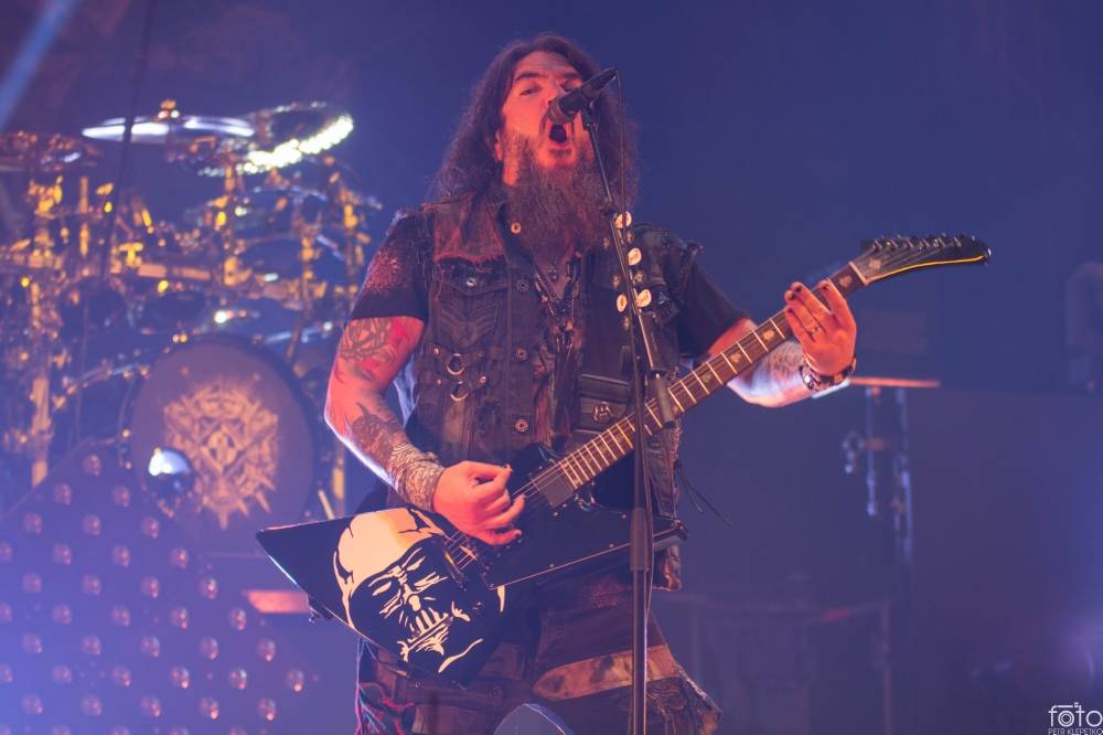 Amon Amarth si do Prahy přivezli nafukovací rytíře i ohnivé efekty