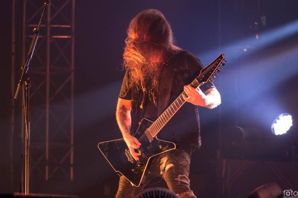 Amon Amarth si do Prahy přivezli nafukovací rytíře i ohnivé efekty