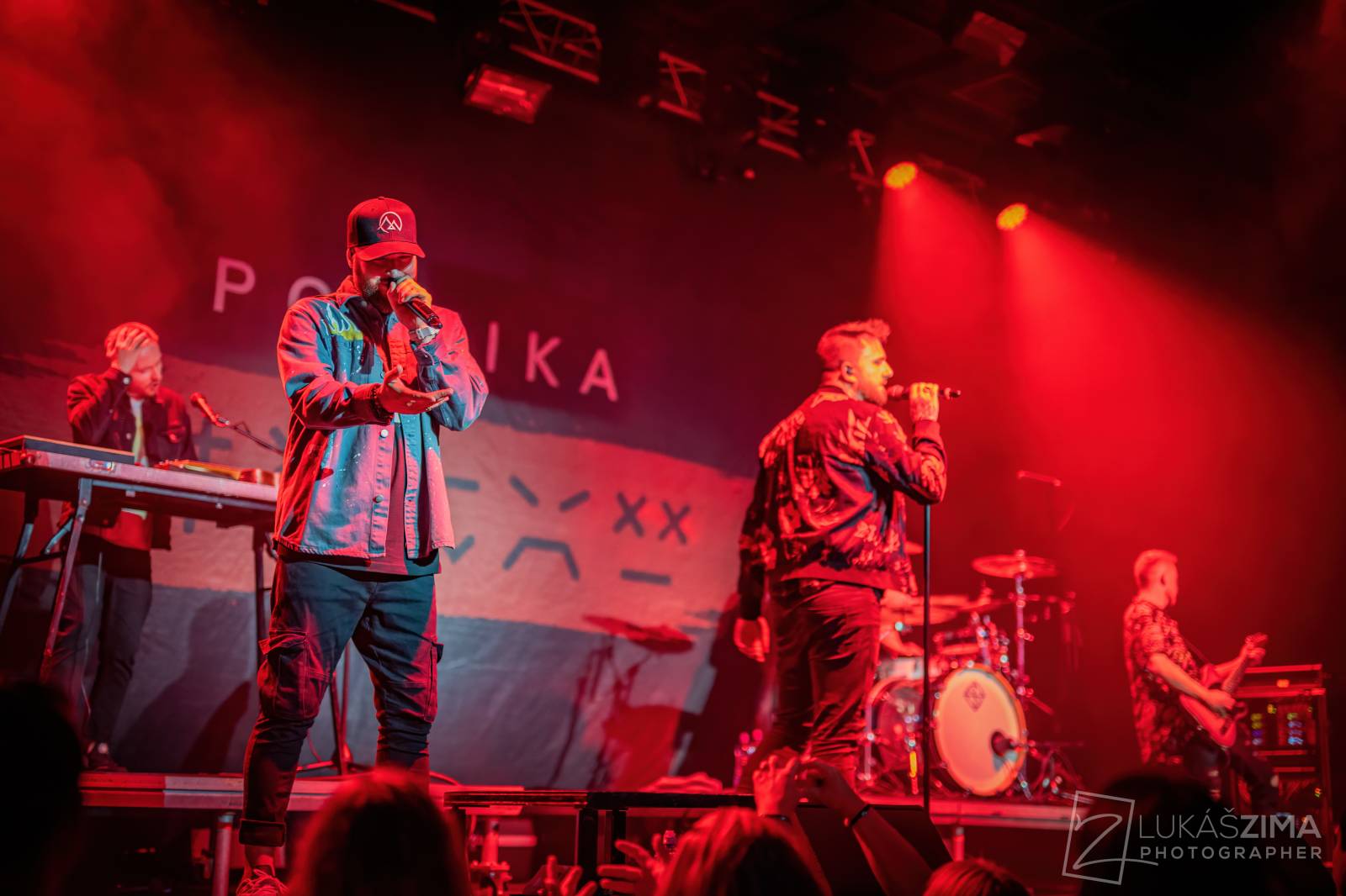 Poetika naposledy v úplné sestavě. Fanoušci se v Roxy loučili s Edou Rovenským