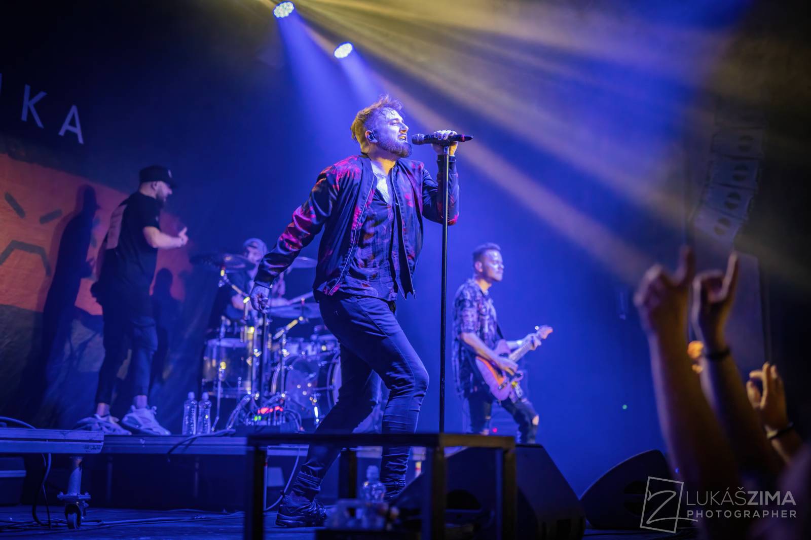 Poetika naposledy v úplné sestavě. Fanoušci se v Roxy loučili s Edou Rovenským